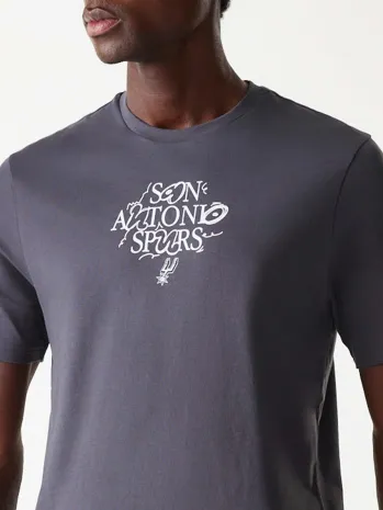 NBA COURT GRAPHIC REG TEE